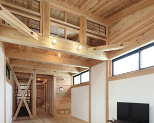 吹き抜けと遠くまで見通せる開放的な内装の板倉造りの家