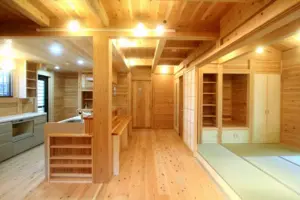 家族が集まれるよう広々としたキッチンのある板倉造りの内装