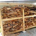 テラスの外に薪小屋を造作しました。