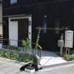 大阪狭山市今熊　Y邸『大切妻屋根の家』玄関前にはハーブなどのグリーンがお出迎え。
