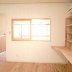 明るく開放的な吹き抜けリビングの家　この部屋は吹き抜けに面しています。
