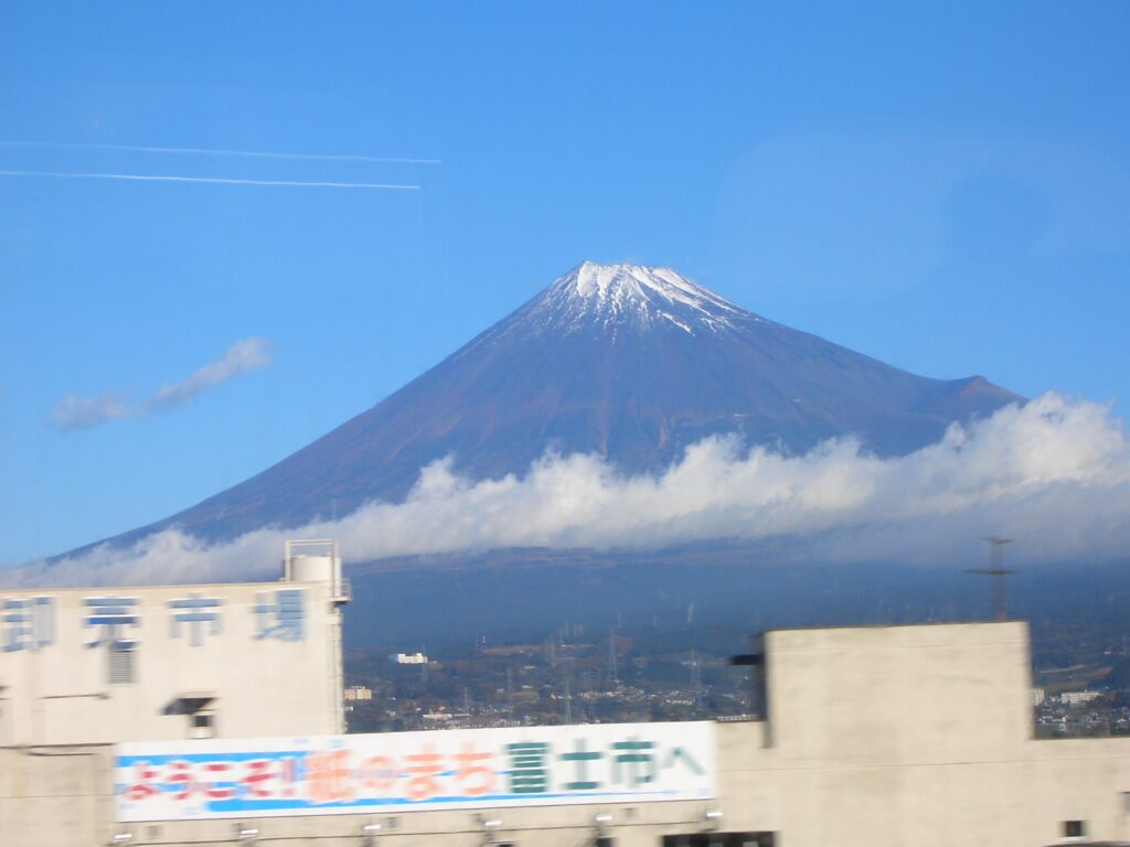新幹線の車窓から見える富士山