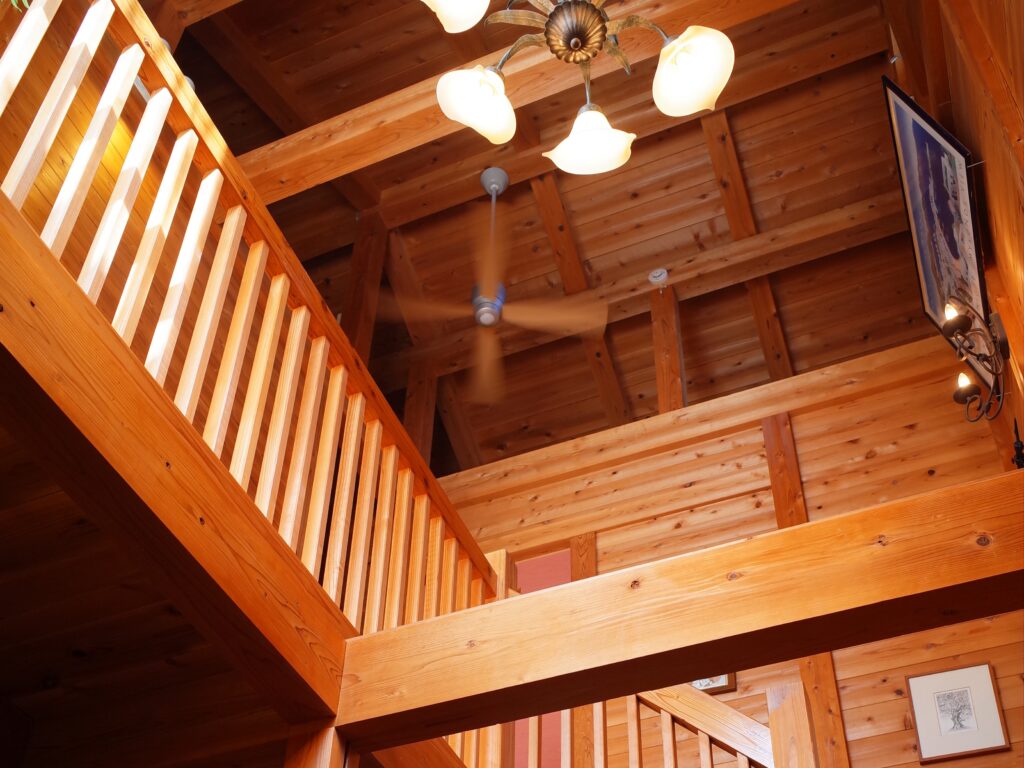 築20年であめ色に変化した板倉造りの家の内装