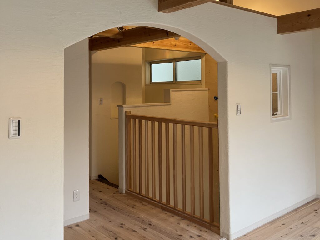 漆喰仕上げの自然素材の家の内装