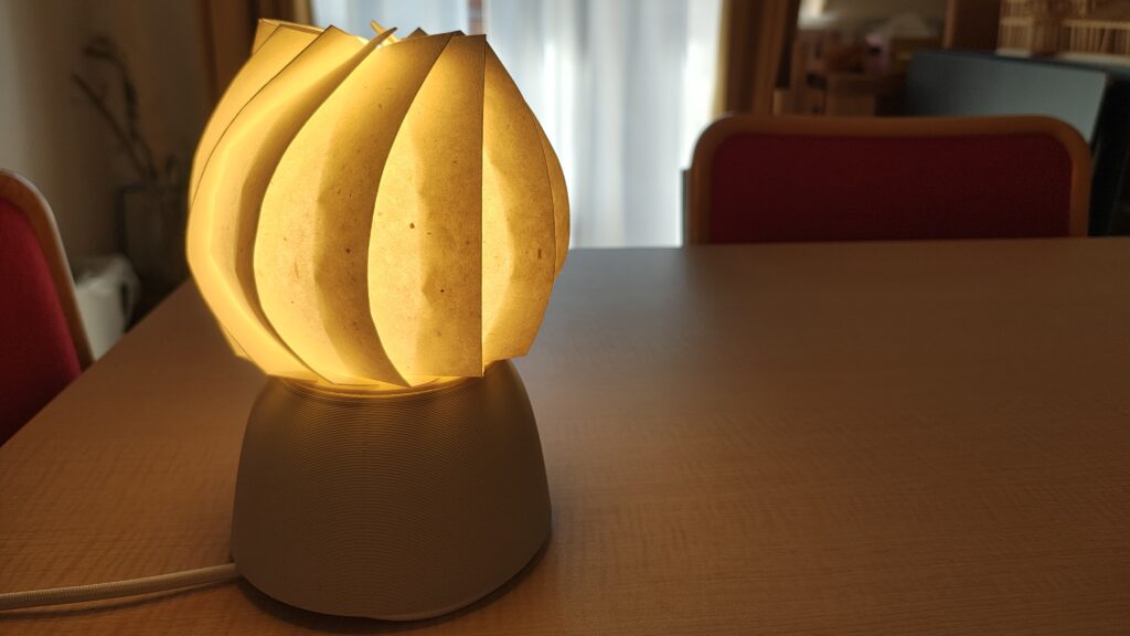 午後の日陰の部屋で折り紙和紙ランプが点灯している