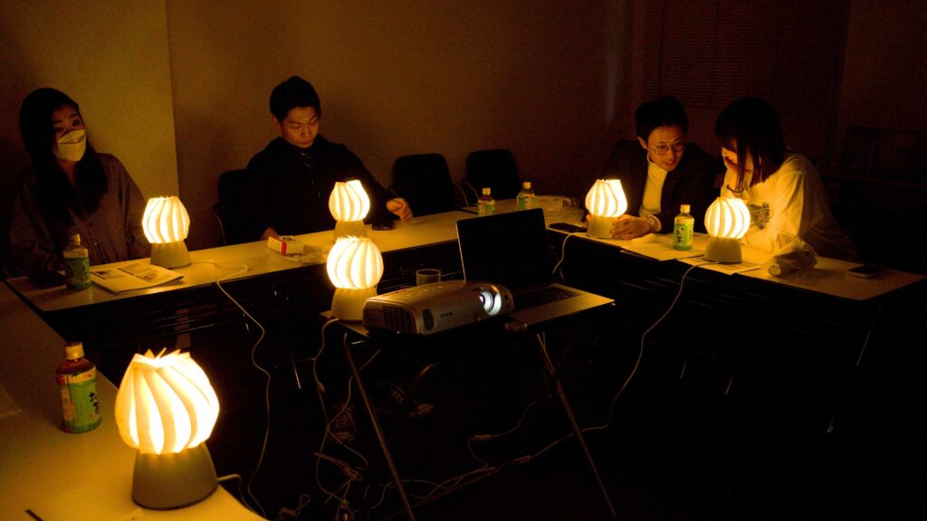 完成した折り紙和紙ランプを皆で点灯しているところ
