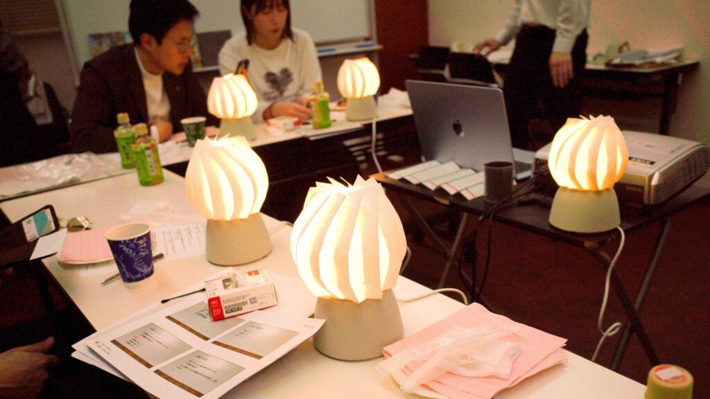 自作していただいた折り紙和紙ランプがテーブルの上に並んでいる