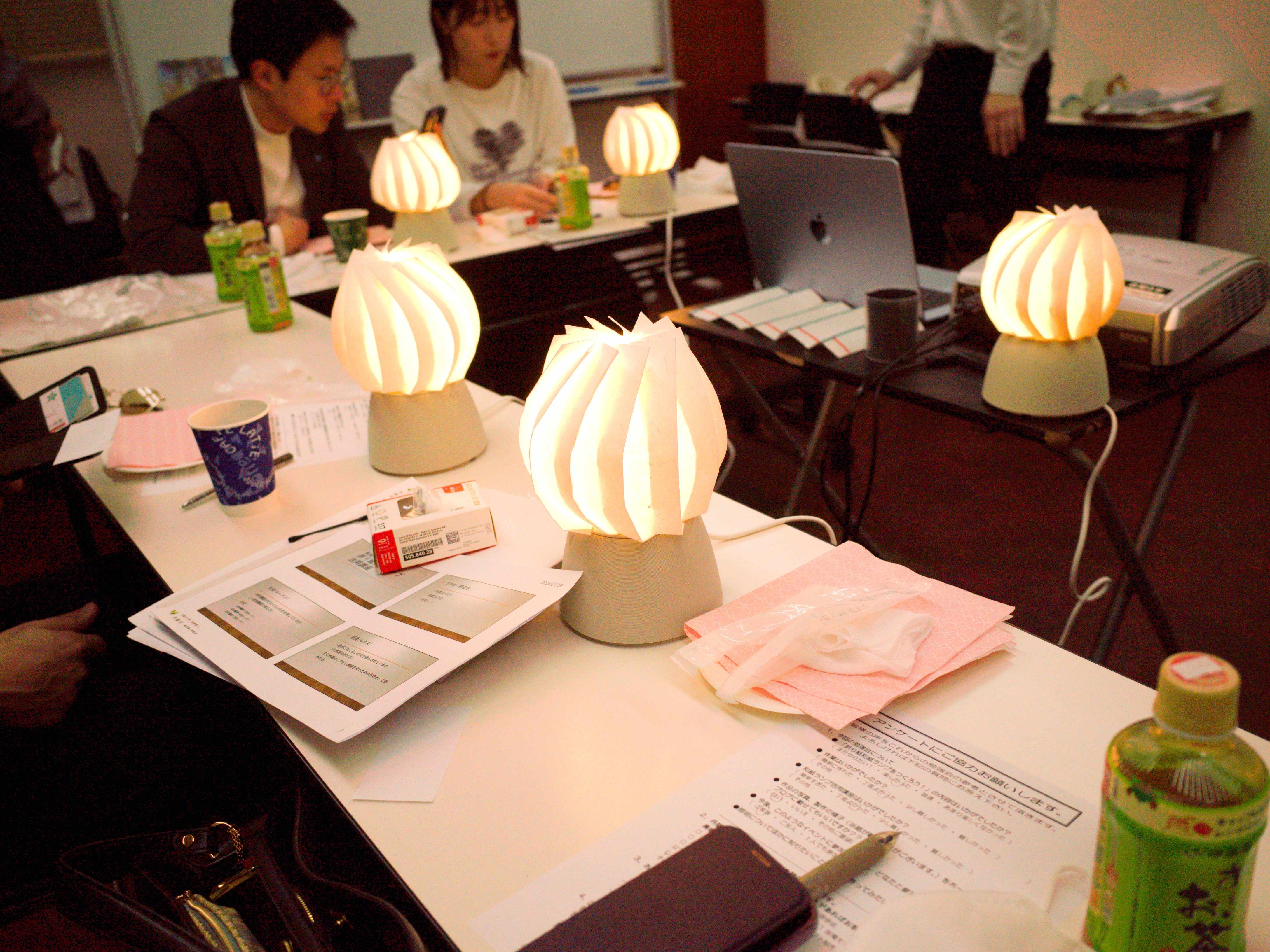 自作していただいた折り紙和紙ランプがテーブルの上に並んでいる