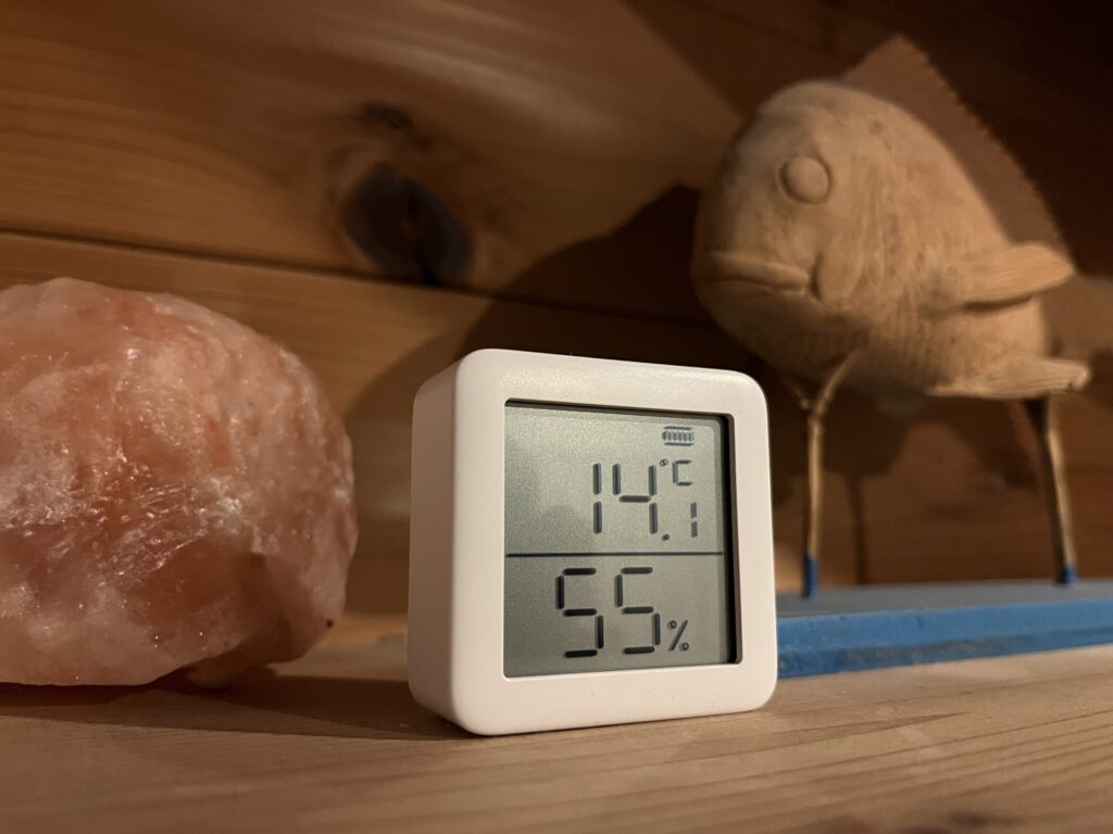 板倉造りの住宅に温湿度計を設置して測定している画像