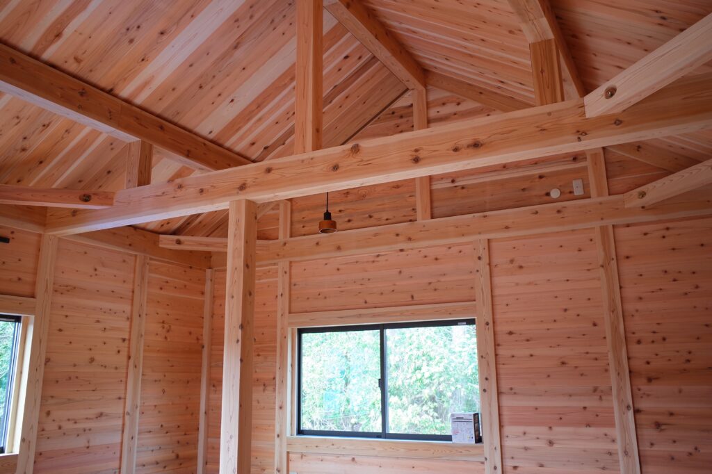 小屋裏まで杉の無垢材で仕上げられた板倉造りの内装