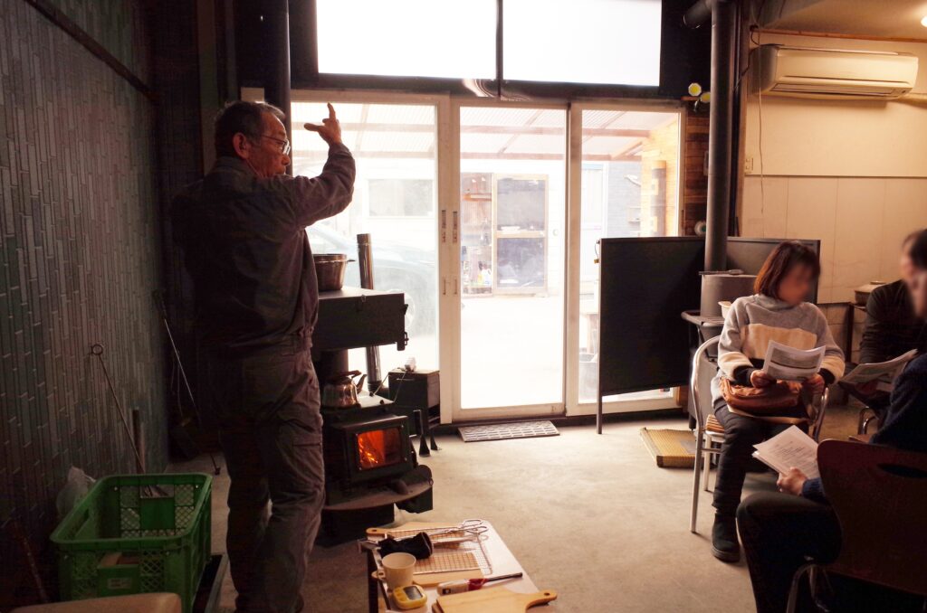 ロケットストーブについて解説する開発者