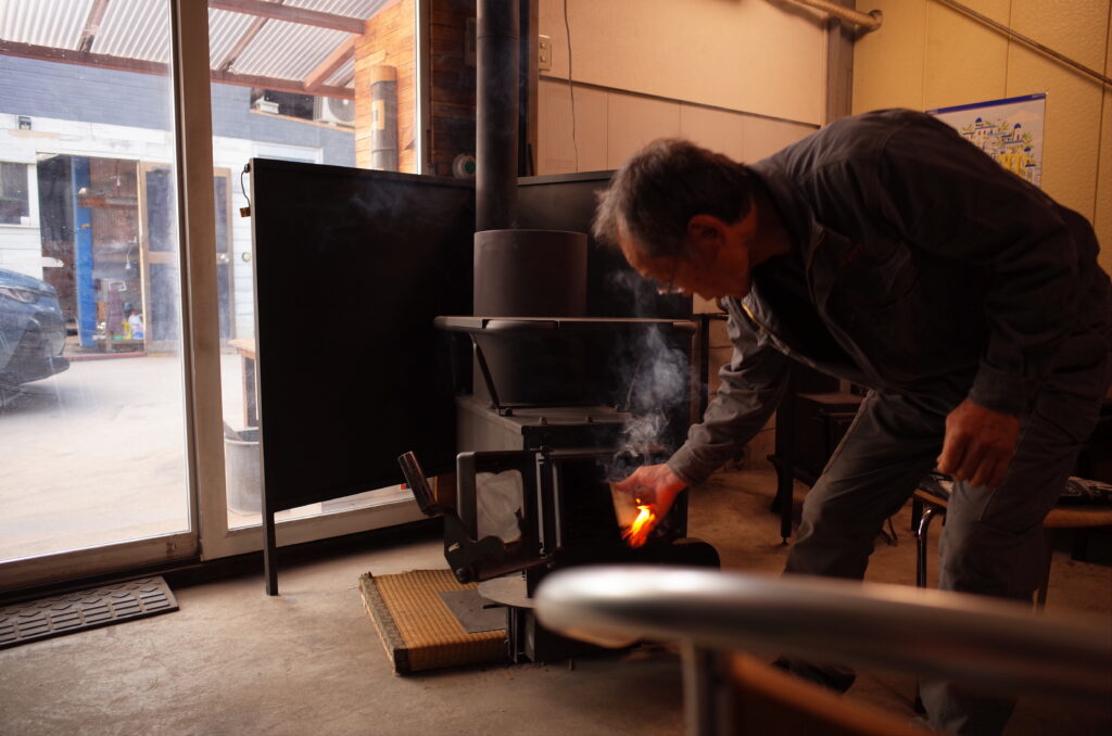 ロケットストーブの開発者による点火実演の様子