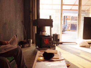 株式会社コロケットにて薪ストーブ体験のイベントの様子