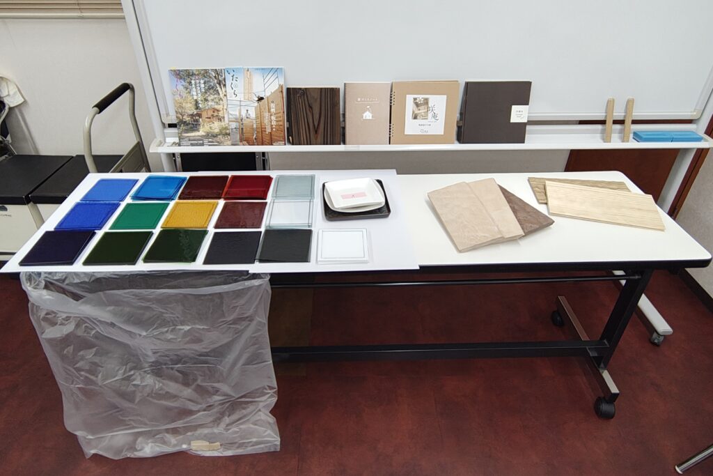 テーブルに並べられた色とりどりのガラス板