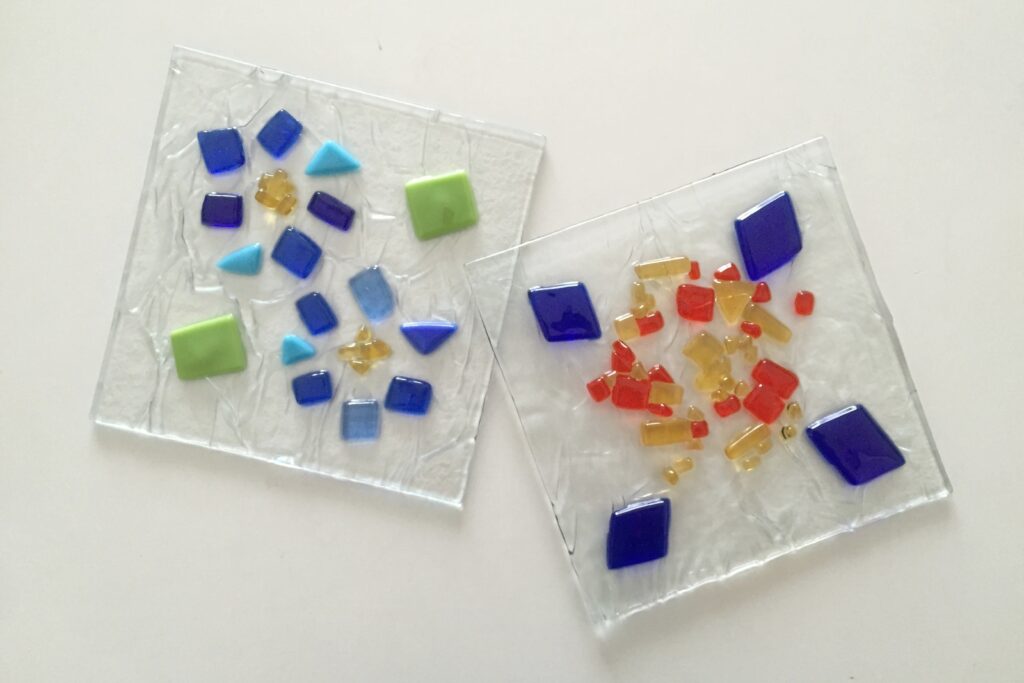 ガラスフュージングで作成された小窓用のガラス作品