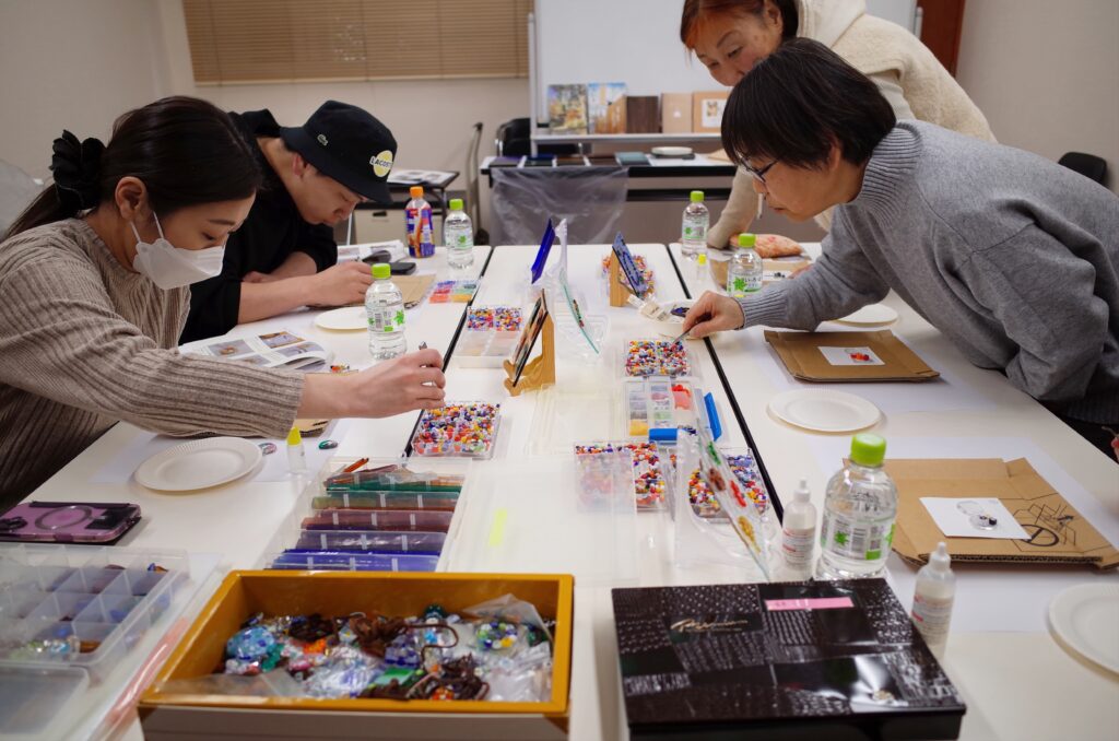 ガラスクラフトイベントの様子。配置するガラス片を選んでいる皆さん。