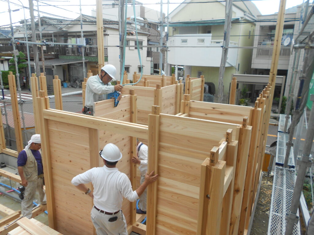 板倉造りの落とし込み板壁を施工しているところ