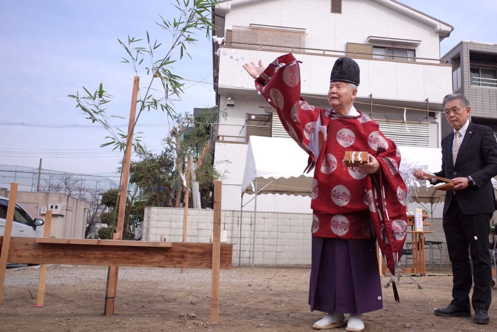 地鎮祭で宮司が散供(さんく)の儀を行っている様子