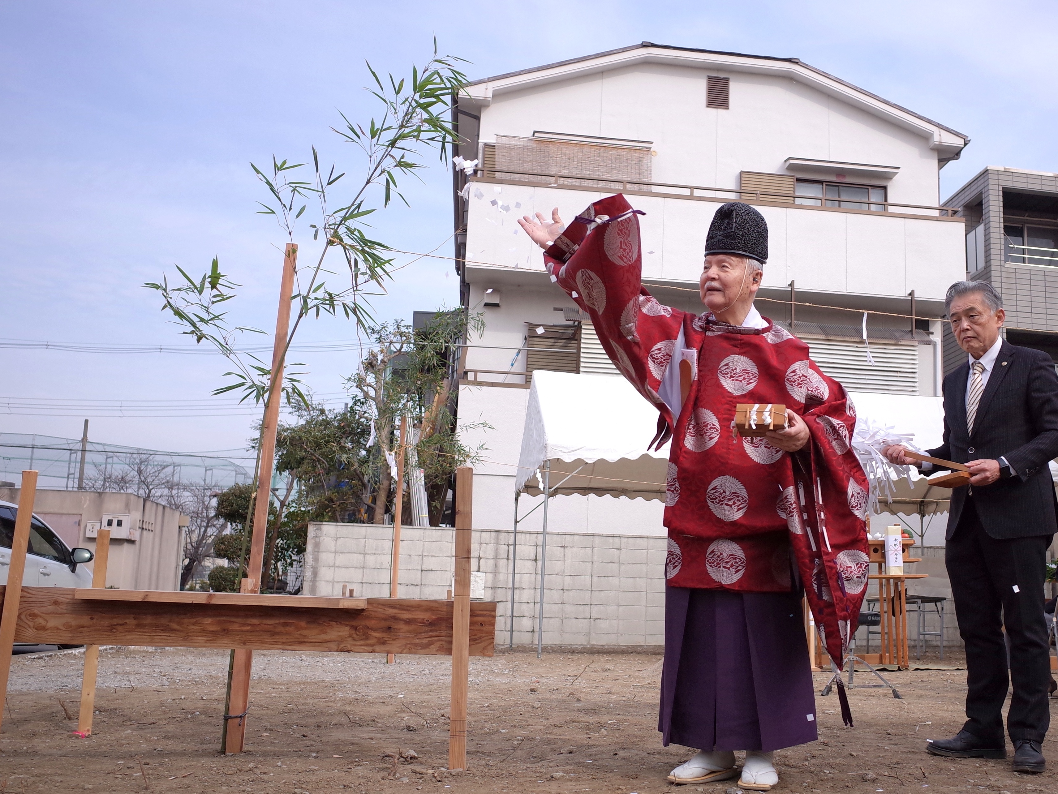 地鎮祭で宮司が散供(さんく)の儀を行っている様子