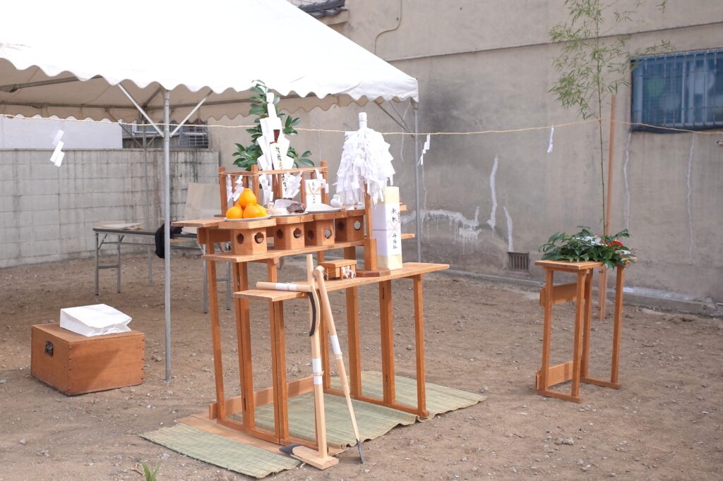 地鎮祭の祭壇とそこに並べられた神饌(しんせん)