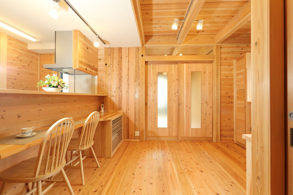 杉無垢材で仕上げられたリビングダイニング