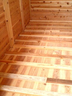 杉無垢で張られた2階床の下地