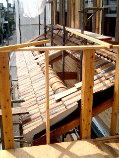 モニエル瓦で葺かれた下屋部分