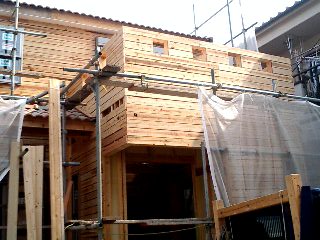 モルタルの下地としてバラ板を張り上げられた木の家