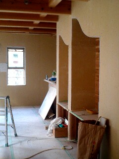 上部の波型の曲線が美しいリビングの飾り棚