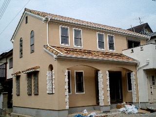 左官で仕上げられた南ヨーロッパ風の家の外観