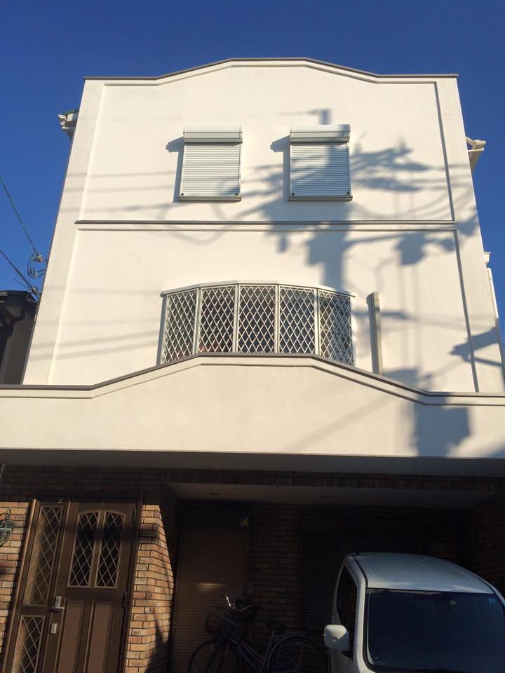 改修完成後の外観・ヨーロッパ漆喰で仕上げた白い外壁（清潔感のある仕上がり）