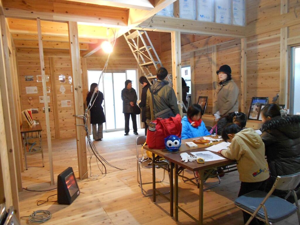 構造見学会の様子・板倉造りの構造が見える室内