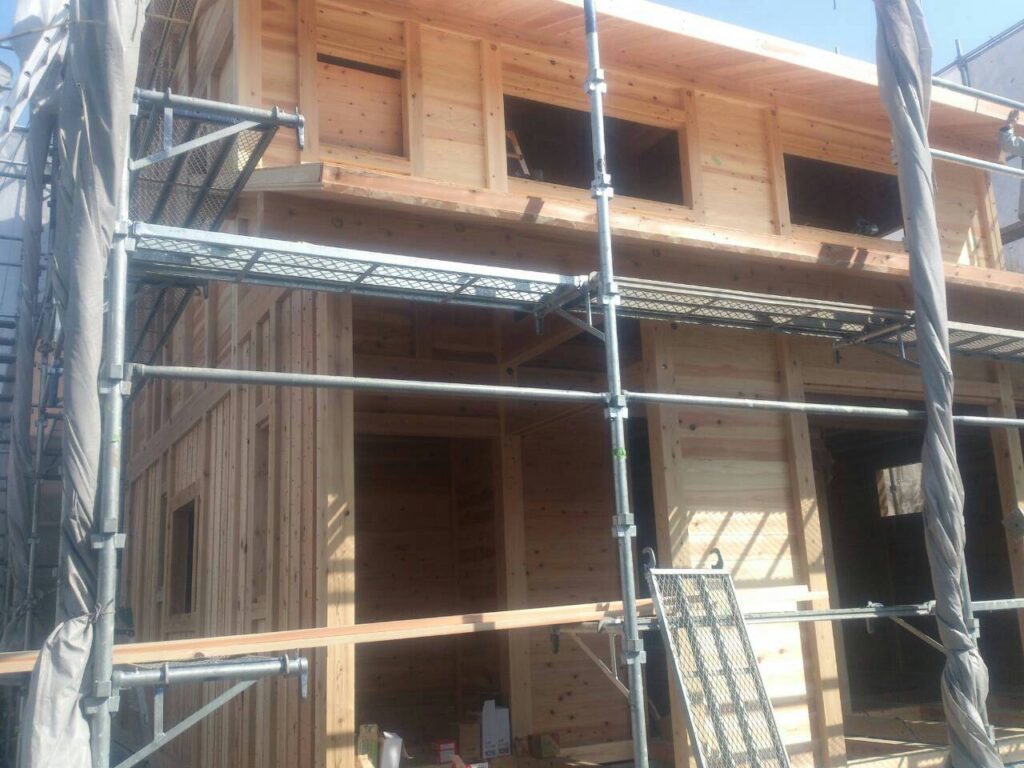 上棟した板倉造りの家の外観