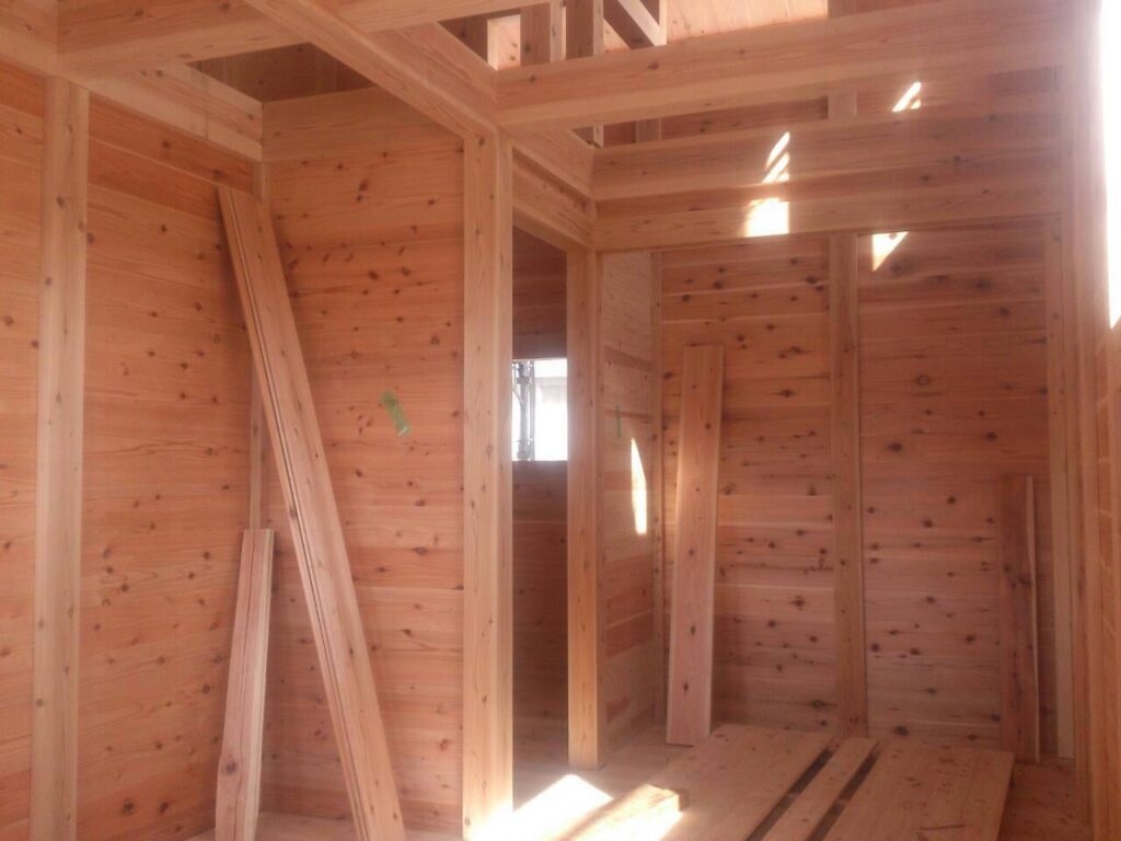 杉の落とし込み壁パネルが施工された室内