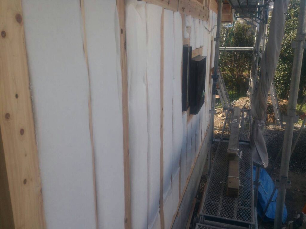 外壁に断熱材を施工している様子