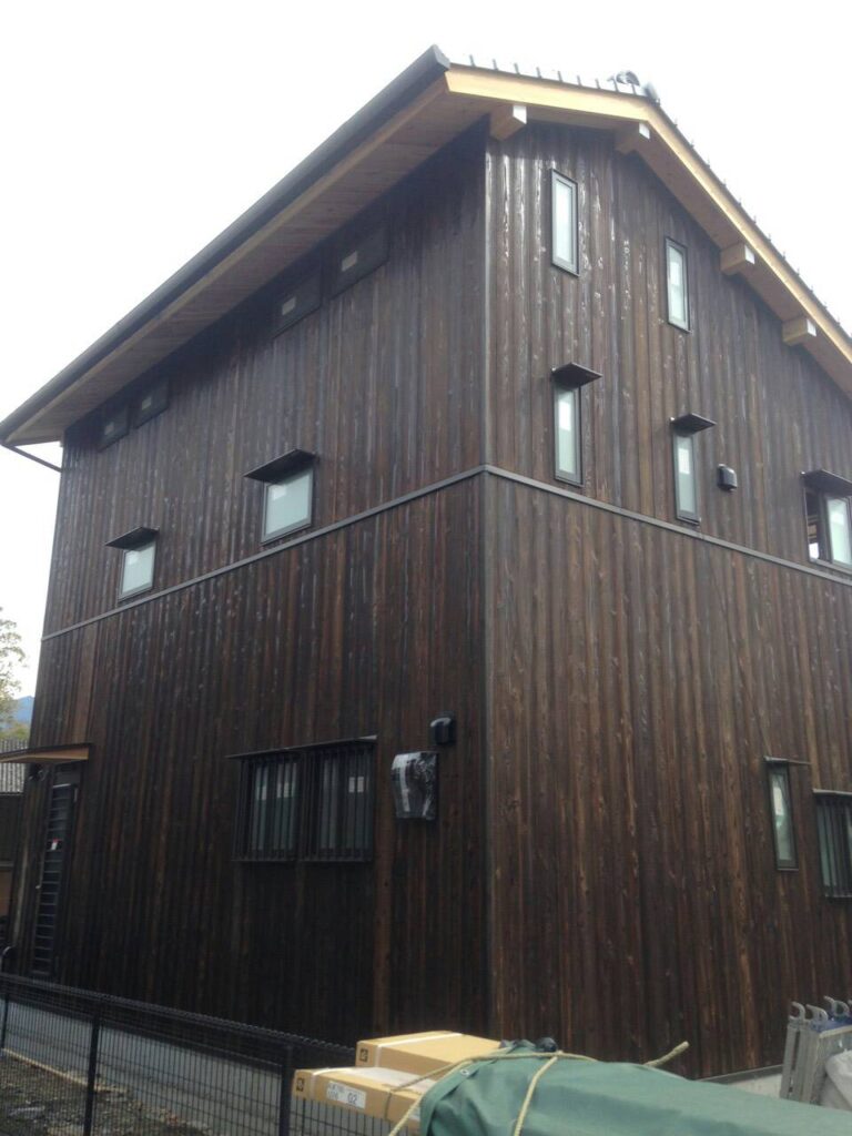 焼杉の外壁が完成した建物の外観