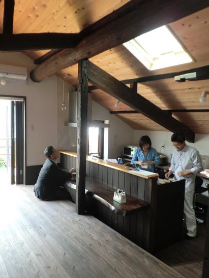 完成した2階LDK、トップライトと古材の梁が見える開放的な空間