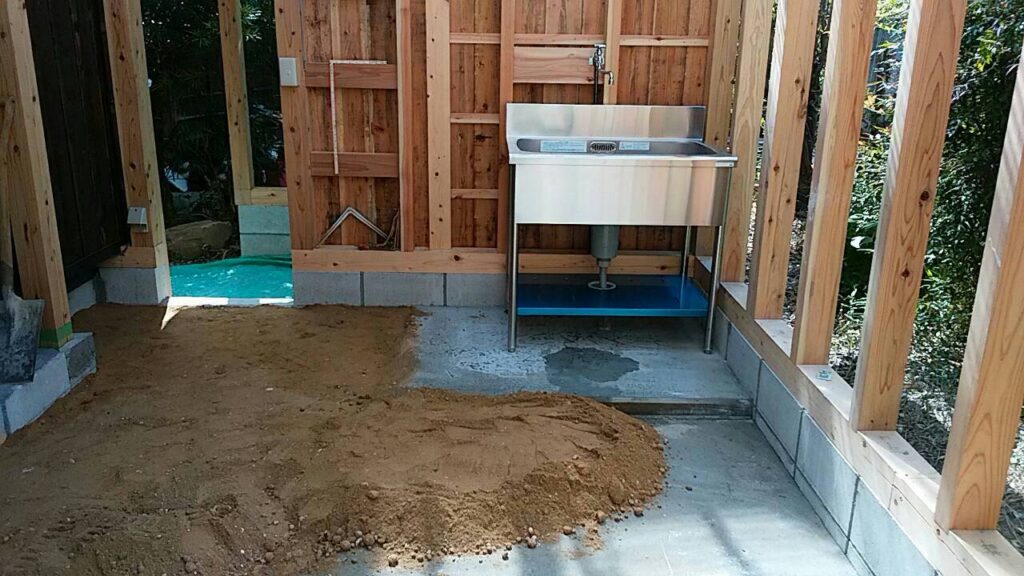 三和土の床と流し台が設けられたテラス内部