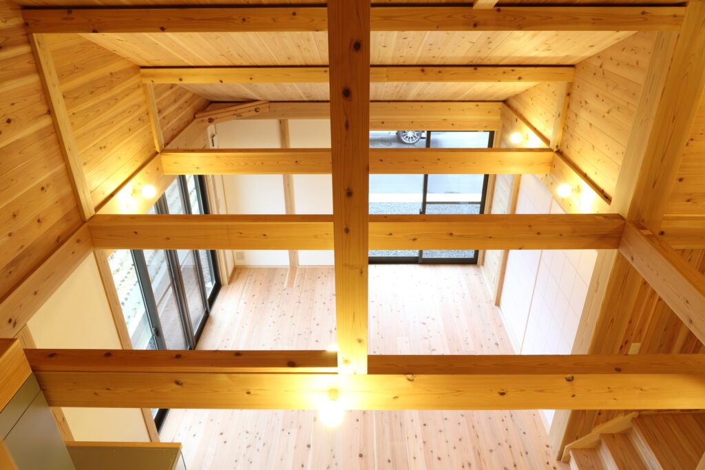 2階から見た勾配天井と吹き抜けの空間