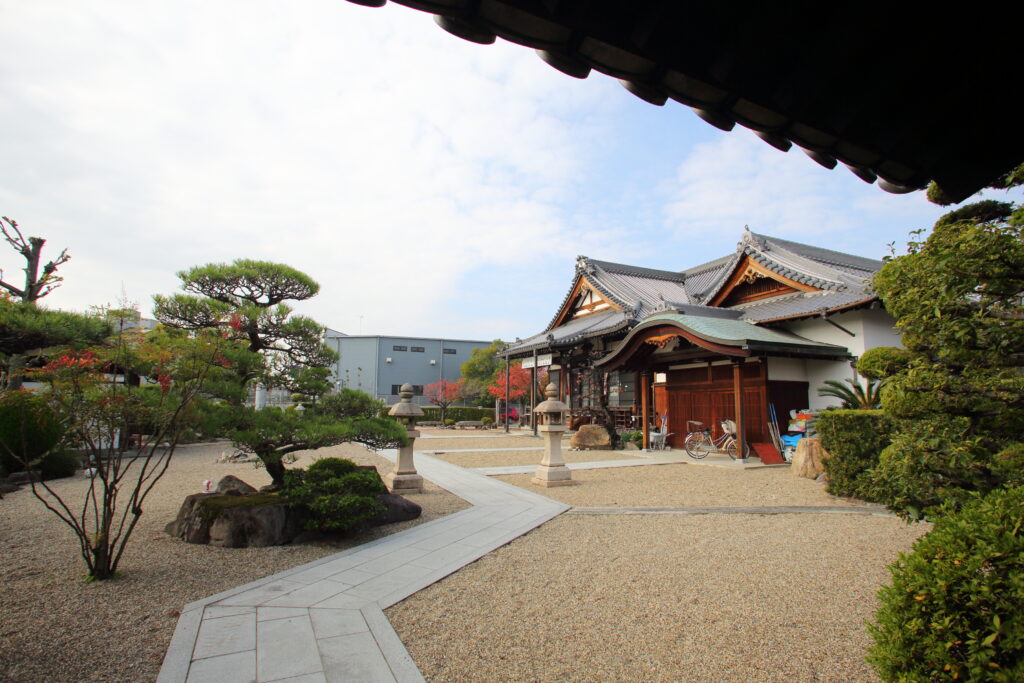 寝屋川市のお寺の広大な敷地