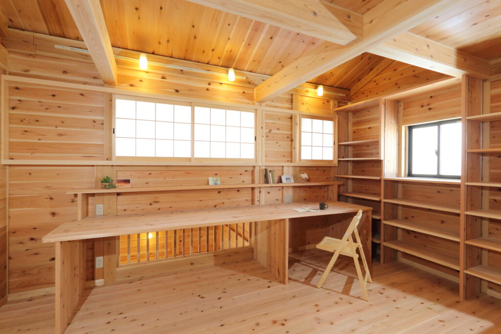 2階のアトリエスペース(造作カウンターと棚)