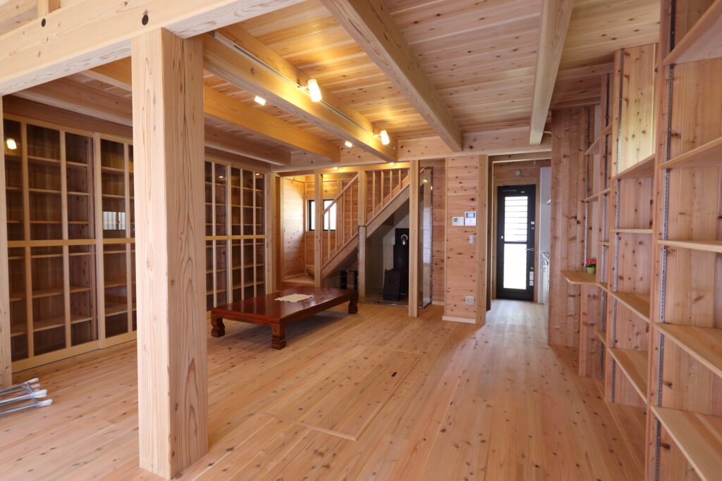 完成したリビングダイニングの様子(薪ストーブと階段、造作棚)