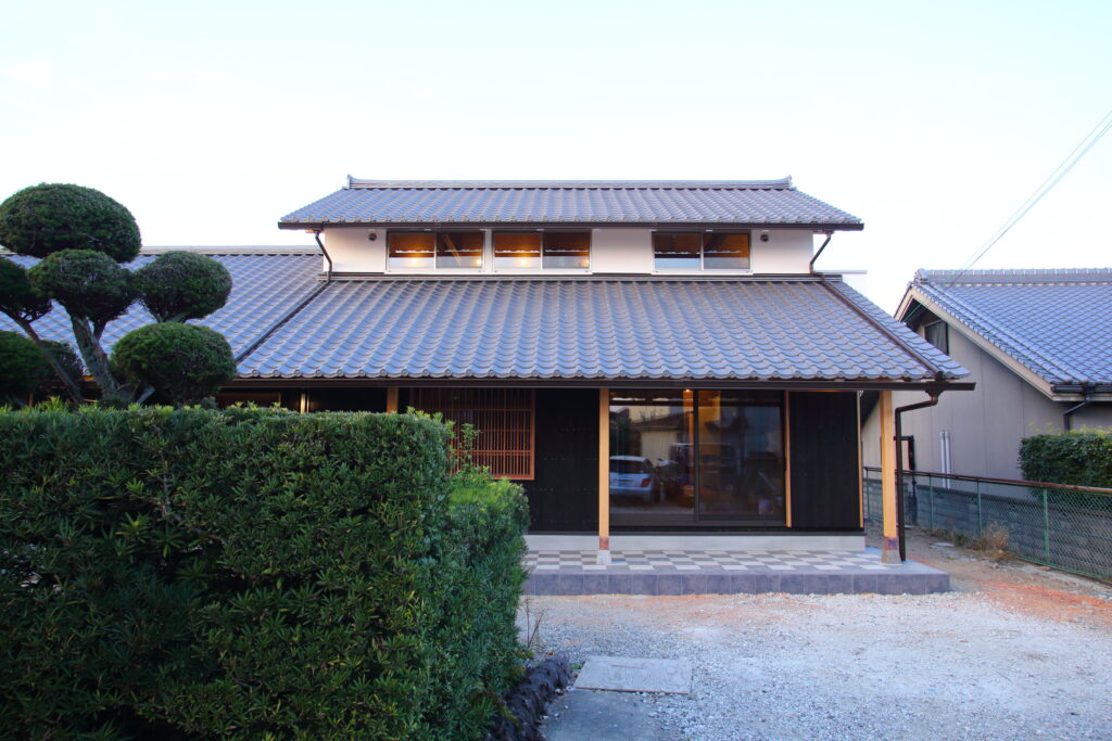 完成した板倉造りの庫裏の外観、瓦屋根と焼杉・漆喰の外壁が美しい