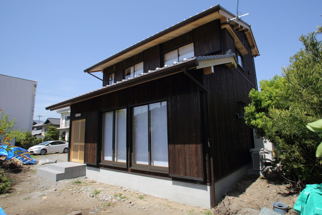 竣工した板倉造りの家の南側外観