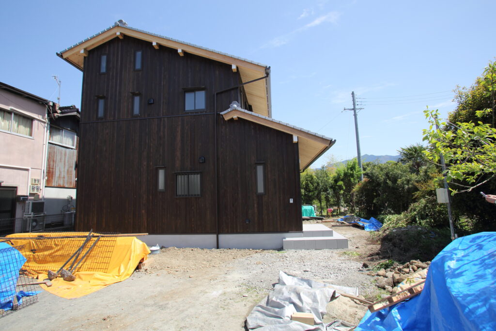 竣工した板倉造りの家の外観