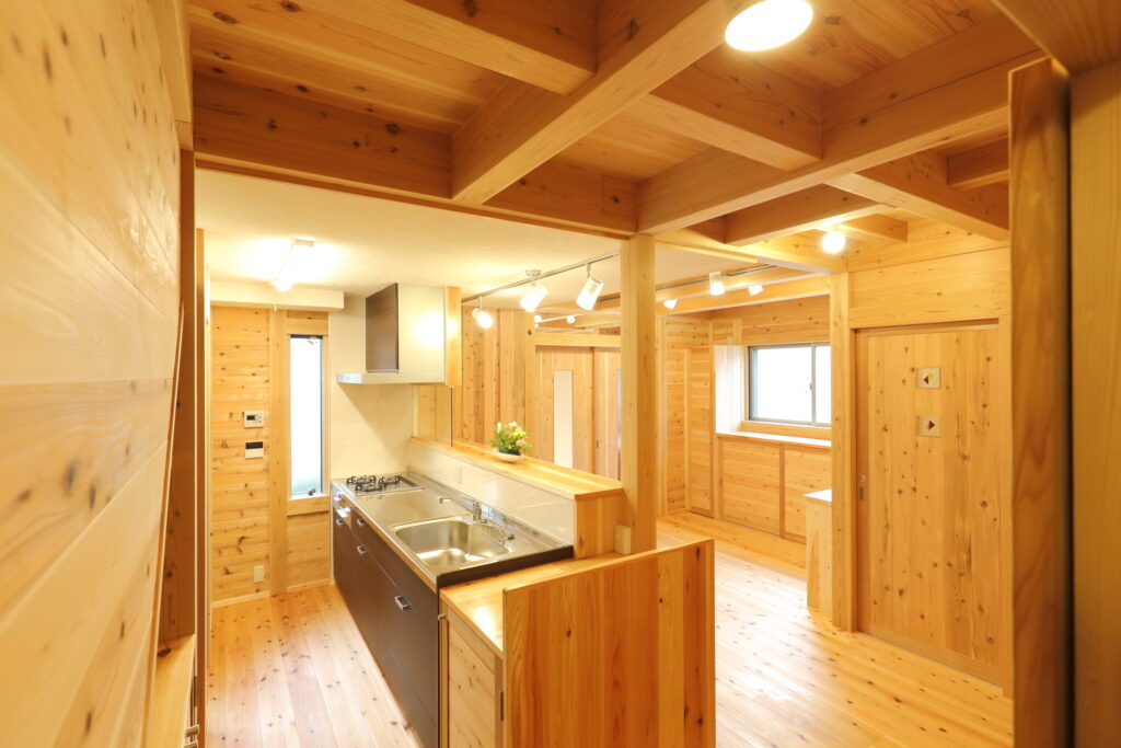 杉無垢材のキッチンと対面カウンター