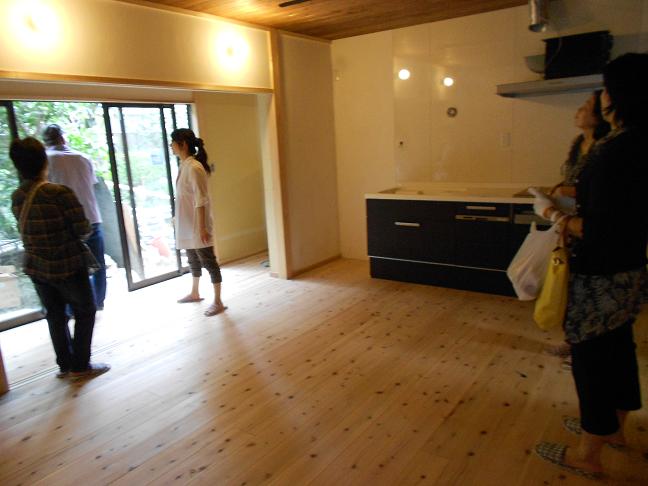 見学会で完成したリビング・キッチンを見学する来場者