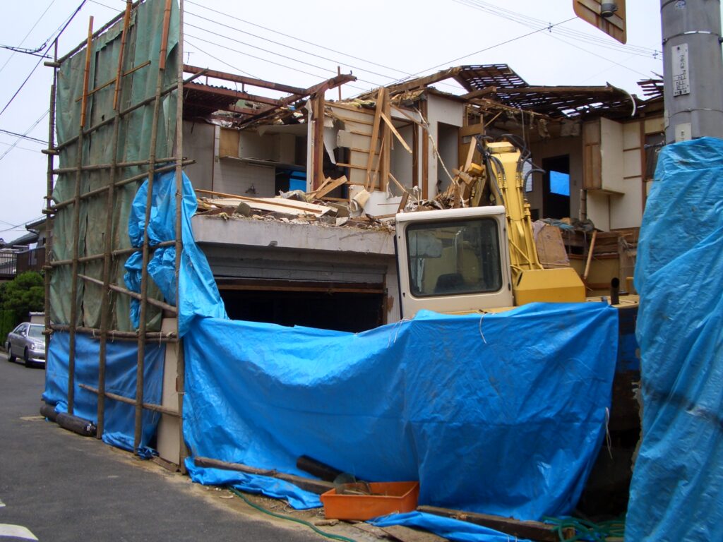 重機を使った建物の解体作業の様子