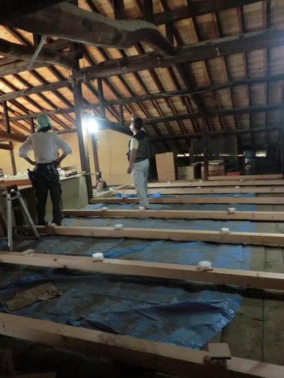 解体後の古民家内部の調査の様子