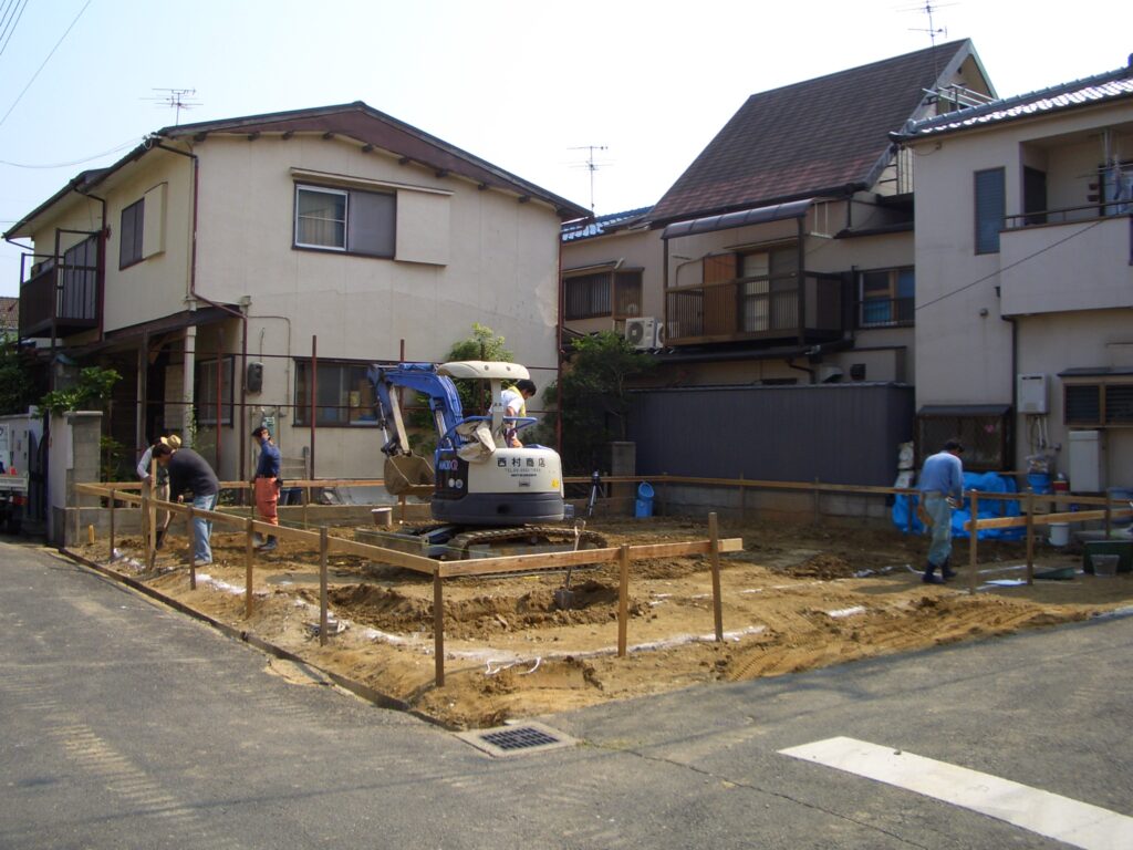 重機で基礎の掘り方工事を行っている現場